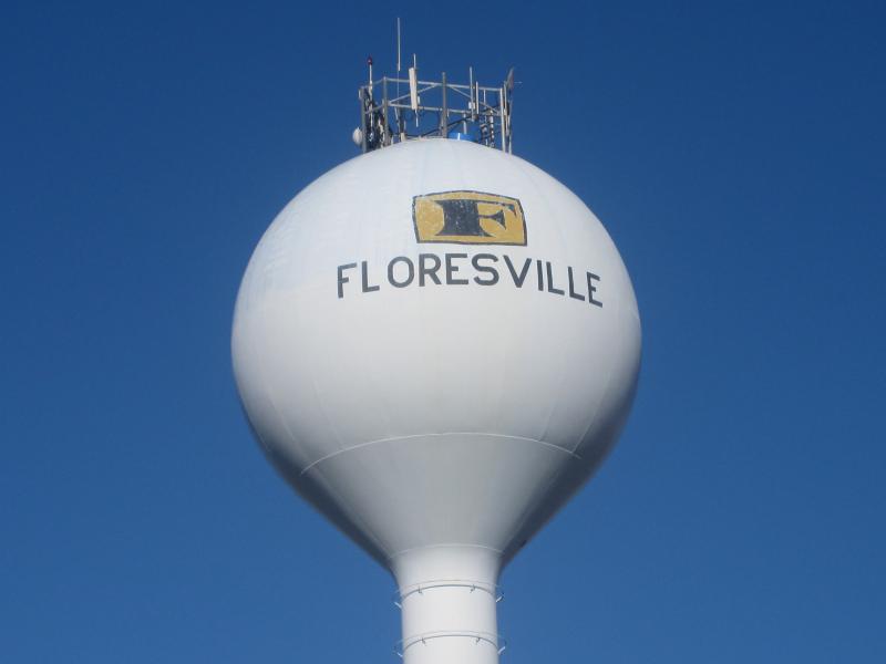  Floresville, T X, water tower I M G 2657